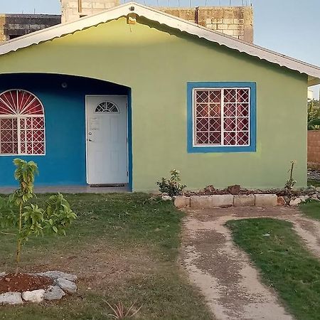 Cheerful 2-Bedroom Home In Falmouth Garden Bagian luar foto