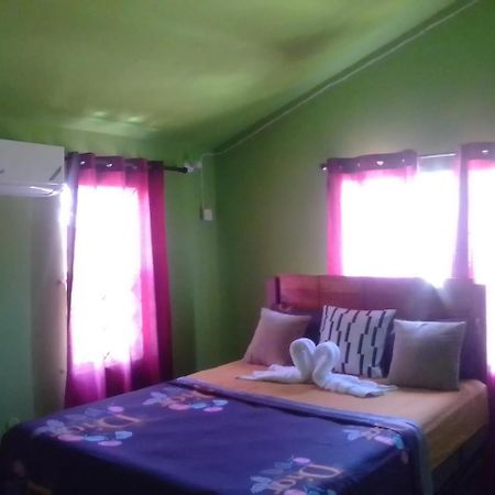 Cheerful 2-Bedroom Home In Falmouth Garden Bagian luar foto