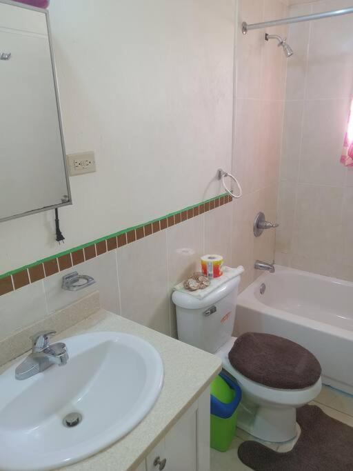 Cheerful 2-Bedroom Home In Falmouth Garden Bagian luar foto