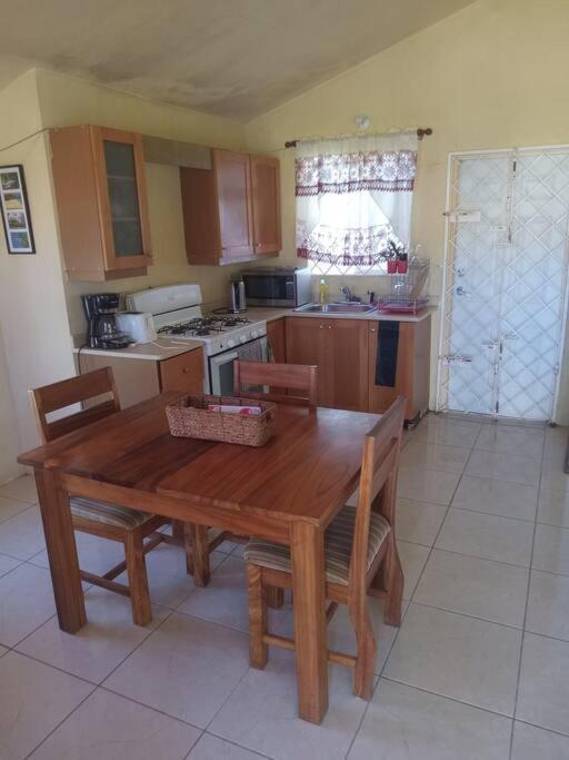 Cheerful 2-Bedroom Home In Falmouth Garden Bagian luar foto