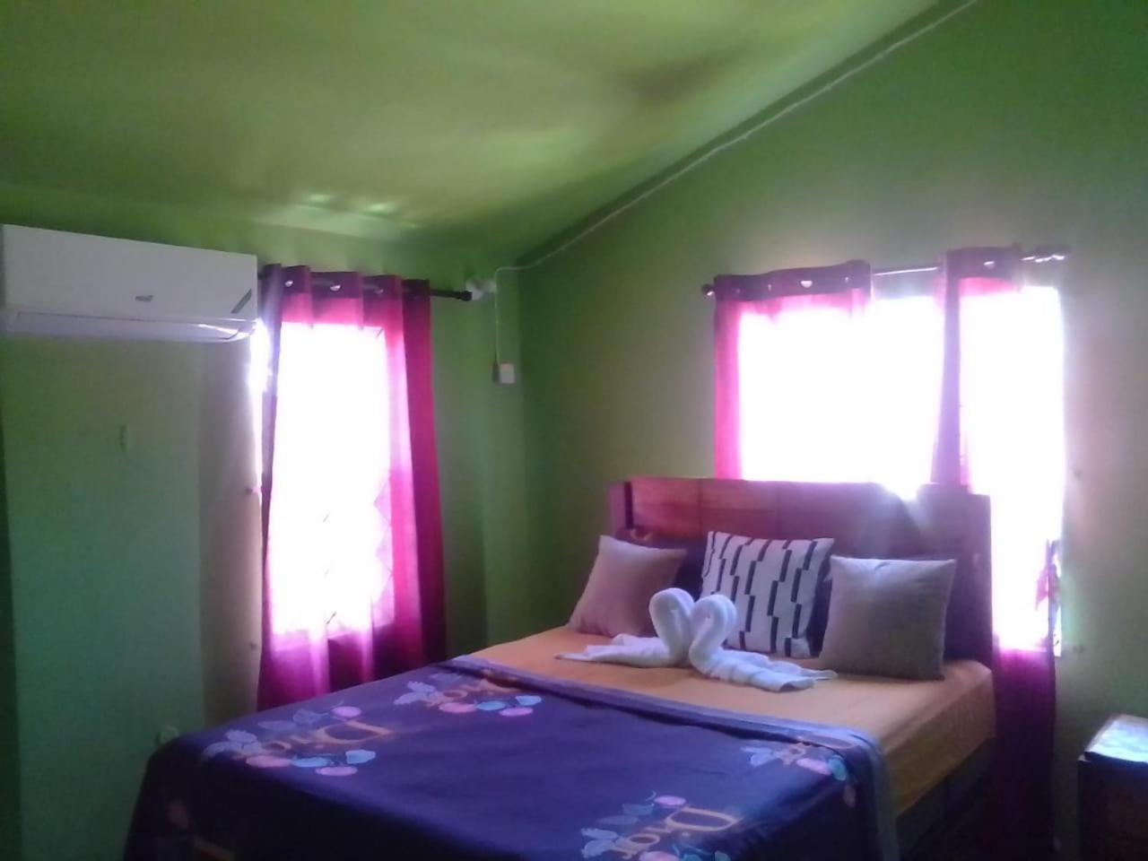 Cheerful 2-Bedroom Home In Falmouth Garden Bagian luar foto